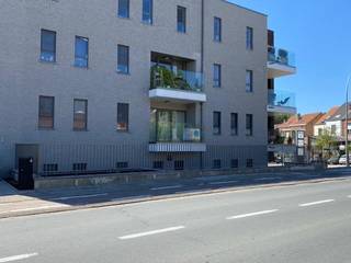 Zeer gunstig gelegen appartement op de 1ste verdieping, op een boogscheut van UZ Leuven en de Imec Tower. Inkomhal, wc, living met volledig ingerichte keuken met mooi aangrenzend terras (schaduw op het heetst van de dag) , 2 slaapkamers, ingerichte badkamer met douche en wc, zeer ruime berging met voorziening voor de wasmachine, kelder en garageplaats. Het appartement is instapklaar! Beschikbaar vanaf 01/10/2026! Inclusief lasten!