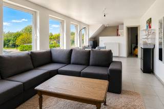 <strong>Op zoek naar meer ruimte voor uw budget?</strong><br /><br />Dit verzorgde duplexappartement in Edelare biedt veel meer mogelijkheden dan een klassiek 2-slaapkamerappartement.<br /><br />U beschikt over een <strong>lichtrijke leefruimte met open keuken</strong>, <strong>2 volwaardige slaapkamers</strong>, een badkamer én een <strong>grote extra verdieping</strong> die perfect kan dienen als <strong>master bedroom</strong>, <strong>thuisbureau</strong>, hobbyruimte of speelkamer.<br /><br />Daarnaast beschikt u over een <strong>private garagebox</strong> achter het gebouw (verplicht mee aan te kopen aan €20.000).<br /><br /><strong>Troeven:<br />✔ Lichtrijke leefruimte<br />✔ Open keuken<br />✔ 2 volwaardige slaapkamers<br />✔ Grote extra verdieping<br />✔ Tal van indelingsmogelijkheden<br />✔ Private garagebox<br />✔ Rustige ligging nabij Oudenaarde</strong><br /><br />Interesse? <strong>Contacteer Alexander van OC Vastgoed via 0476 62 30 37</strong> of alexander@ocvastgoed.be voor een bezoek.<br /><br />CV: aardgas <br />EPC: 145 kWh/m²jaar (B-label) – Bruto vloeroppervlakte: 125 m<sup>2</sup> volgens het EPC-attest (excl. garage)<br />Stedenbouwkundige inlichtingen: woongebied, bouwvergunning, verkavelingsvergunning, voorkooprecht, geen rechterlijke herstelmaatregel of bestuurlijke maatregel opgelegd.<br />Geen overstromingsgevoelig gebied: P-score: B, G-score: A.<br />Geen renovatieverplichting.