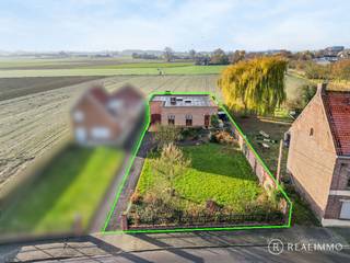 Deze goed onderhouden alleenstaande woning, gelegen op een gunstige en vlot bereikbare locatie in het landelijke Sint-Denijs, combineert...