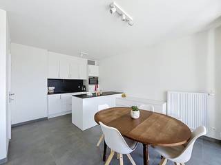Ontdek dit prachtige nieuwbouwappartement met twee slaapkamers en een zuidgericht terras, gelegen in het bruisende Sint-Andries! Dit moderne appartement biedt niet alleen een stijlvolle en comfortabele leefruimte, maar bevindt zich ook op een ideale locatie, omringd door een scala aan voorzieningen. Geniet van het gemak van winkels, openbaar vervoer, scholen en een snelle verbinding met de autosnelwegen, allemaal binnen handbereik. Bovendien is dit appartement energiezuinig ontworpen, waardoor je niet alleen geniet van een comfortabel thuis, maar ook bijdraagt aan een duurzame toekomst. Deze woning belooft een perfecte combinatie van hedendaags wonen en ultiem gemak. Mis deze kans niet om jouw ideale thuis te vinden!Indeling:1°V.: inkom met apart toilet - woonkamer (27 m²) met open keuken (7 m²) voorzien van keramische kookplaat, combi oven, frigo, vaatwasser en dubbele spoelbak - berging (3 m²) met aansluiting voor de wasmachine - badkamer (4 m²) voorzien douche en enkele lavabo - 2 slaapkamers (11 m² - 9 m²) - zuid gericht terras (5 m²)-1°V.: afgesloten garagebox (20 m²)Algemeen: - Huurprijs: € 950,00/maand incl. Garagebox - Provisie gemeenschappelijke kosten: € 65,00/maand - Beschikbaar vanaf 01/08/2026