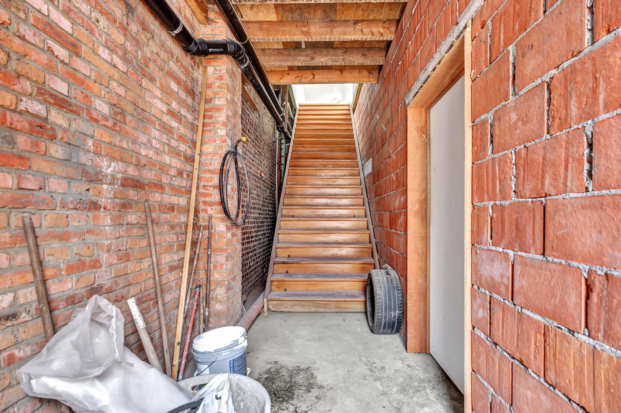 Goed gelegen opslagplaats met ruim af te werken appartement - foto 5