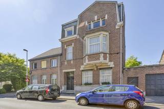 Ontdek dit charmant, authentiek herenhuis in Terhagen. Dit zeer ruim huis straalt de periode uit van het Interbellum,. Het pand is te renoveren, waardoor u de kans krijgt om het volledig naar uw eigen smaak in te richten. Een unieke kans om een karaktervolle woning te verwerven en te transformeren tot uw droomhuis.De indeling van dit warm en gezellig te renoveren herenhuis in Rumst is als volgt :Gelijkvloers:- inkomhal met prachtige vloertegels- ruime woonkamer met eetkamer- keuken met aansluitend een polyvalente ruimte en terras- Goed onderhouden zuidwest gelegen binnentuin- inpandige garage- bijgebouw met veel mogelijkheden zoals hobbyruimte, speelruimte, atelier, werkplaats, fitness …Eerste verdieping:- 4 slaapkamers- badkamer met wastafel, ligbad en douchecelTweede verdieping- 2 slaapkamers- zolderruimte met mezzanine - droge en ruime kelderLocatie: Diverse scholen zijn vlakbij alsook een stopplaats voor het openbaar vervoer. De sporthal is op wandelafstand. De centra van Boom, Rumst of Reet zijn op enkele minuten rijden. Een extra troef is de nabijheid van de E19 (Mechelen-Lier-Brussel- Antwerpen) en de A12 dat Brussel en Antwerpen verbindt.Op zoek naar een huis te koop maar met renovatiewerk in Rumst (Terhagen) ? Contacteer ons snel voor een bezoek ter plaatse!Dit pand is onderworpen aan de renovatieverplichting van de Vlaamse overheid voor residentiële gebouwen (behoudens bij sloop binnen 5 jaar na de aankoop). Consulteer voor meer informatie de website van het Vlaams Energie- en Klimaatagentschap via https://www.vlaanderen.be/een-woning-kopen/renovatieverplichting-voor-residentiele-gebouwen