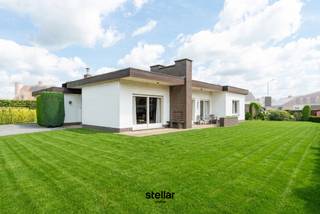 Op een rustige locatie, nabij het centrum van Eke, bevindt zich deze <strong>bungalow</strong> met veel potentieel op een <strong>mooi perceel van ca. 1.075 m²</strong>. De woning combineert een aangename ligging met een praktische indeling en biedt tal van mogelijkheden voor wie op zoek is naar comfortabel gelijkvloers wonen. <br /><br />Via de ruime inkomhal met afzonderlijk <strong>gastentoilet</strong> komt u terecht in de <strong>lichtrijke leefruimte</strong>, waar de <strong>open haard</strong> zorgt voor een warme en gezellige sfeer. Aansluitend bevindt zich de <strong>afzonderlijke keuken</strong> met naastgelegen <strong>koele berging</strong>, ideaal voor extra voorraad. <br /><br />Verder beschikt de woning over <strong>drie slaapkamers</strong>, <strong>twee badkamers</strong> en een <strong>inpandige garage</strong> die plaats biedt aan een wagen en bijkomende bergruimte. <br /><br />De <strong>ruime tuin</strong> rondom de woning biedt alle mogelijkheden om in alle rust te genieten van het buitenleven. <br /><br />Dankzij de <strong>rustige ligging</strong>, gecombineerd met de <strong>nabijheid van winkels, scholen, openbaar vervoer en een vlotte verbinding naar de E40, E17 en Gent</strong>, is dit de ideale woning voor wie op zoek is naar ruimte, rust en tal van mogelijkheden.<br /><br /><strong>Voor meer info of een bezoek, contacteer Sarah op 0476/37.42.67 of sarah@stellarimmo.be<br /></strong>