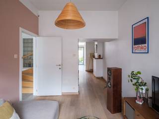 <strong>Charmante rijwoning met drie slaapkamers en een geborgen, gezellige buitenruimte in Mariakerke, Gent</strong><br /><br />De woning is instapklaar en telt een brutovloeroppervlakte van ca. <strong>123 m²</strong>. Dankzij de logische samenhang en indeling geniet ze van een <strong>aangename ruimtelijkheid en een lichtrijke beleving.</strong><br /><br />Op het gelijkvloers vormen de <strong>woonkamer</strong> en de centrale <strong>eetplaats</strong> een vloeiende verbinding met de <strong>keuken</strong> en de <strong>buitenruimte</strong>. Hier bevindt zich verder ook nog de <strong>badkamer met toilet, wastafel en inloopdouche</strong>.<br /><br />Een verdieping hoger liggen de <strong>hoofdslaapkamer</strong> en een <strong>tweede slaapkamer</strong>, momenteel <strong>ingericht als bibliotheek, met zicht op de achterliggende groen.</strong><br /><br />Op de bovenste verdieping zijn een <strong>derde slaapkamer en een bergruimte met mezzanine</strong> ondergebracht.<br /><br />De ligging is <strong>rustig en strategisch</strong>, <strong>vlot bereikbaar</strong> met de fiets of de wagen, en <strong>nabij de groene Bourgoyen. </strong><br /><br /><strong>Instapklaar (EPC C-label met zonnepanelen), karaktervol en rustig gelegen - een woning die zich evengoed leent voor een gezin, een starter of een investeerder.</strong><br />
