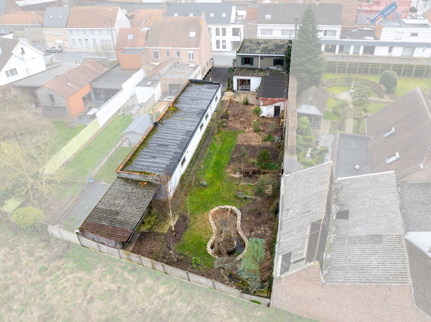 TE RENOVEREN WONING MET 5 SLAAPKAMERS EN ATELIER - foto 2