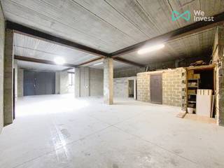 Contact : 0497 84 93 02 - We Invest a le plaisir de vous proposer cet entrepôt de 180 m², offrant de nombreuses possibilités d’aménagement. Idéal...