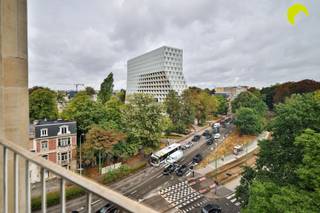 <p><span>Op een absolute toplocatie in Antwerpen bevindt zich dit charmante en stijlvolle appartement van maar liefst 140 m², gelegen op de 7e verdieping van een statige residentie met bijzonder veel allure.</span></p><p><span>Bij het binnenkomen wordt u meteen ondergedompeld in een sfeer van grandeur, karakter en tijdloze elegantie. De royale gemeenschappelijke inkomhal, afgewerkt met karaktervolle materialen, vormt meteen de voorbode van wat dit appartement te bieden heeft.</span></p><p><span>Een van de absolute troeven is het prachtige uitzicht over het Albertpark en het nieuwe provinciehuis van Antwerpen. Dankzij de ligging op de 7e verdieping geniet u bovendien van een aangenaam gevoel van ruimte en licht. Openbaar vervoer bevindt zich letterlijk voor de deur en ook belangrijke verbindingswegen zijn vlot bereikbaar.</span></p><h3><span>Een royale basis om helemaal naar uw hand te zetten</span></h3><p><span>Het appartement werd steeds met de nodige zorg onderhouden, maar biedt vandaag vooral een unieke kans voor wie op zoek is naar ruimte, karakter en renovatiepotentieel. Met enkele gerichte ingrepen kan hier een bijzonder stijlvolle en hedendaagse woonbeleving worden gecreëerd.</span></p><p><span>De huidige indeling is ruim en evenwichtig. U betreedt het appartement via een royale inkomhal, voorzien van een marmeren vloer, ingebouwde vestiaire en afzonderlijk gastentoilet.</span></p><p><span>Aan de voorzijde bevindt zich de indrukwekkende leefruimte. De combinatie van de grote raampartijen, overvloedige natuurlijke lichtinval en prachtige parketvloer zorgt hier voor een bijzonder aangename sfeer. De royale oppervlakte biedt bovendien alle mogelijkheden om verschillende leefzones te creëren.</span></p><p><span>Aansluitend bevindt zich de gesloten keuken. Deze is aan vernieuwing toe, maar biedt dankzij haar ligging interessante mogelijkheden. Zo kan de tussenmuur desgewenst worden verwijderd en kan een ruime, open leefkeuken worden gerealiseerd die naadloos aansluit bij de leefruimte.</span></p><p><span>Het appartement beschikt over drie slaapkamers, waaronder twee bijzonder ruime kamers van respectievelijk 23 m² en 19 m². De derde kamer van 10 m² is ideaal als kinderkamer, dressing, bureau of hobbyruimte.</span></p><p><span>De tweede slaapkamer biedt bovendien toegang tot een gezellig terrasje van ca. 1,5 m².</span></p><p><span>De badkamer ademt dezelfde klassieke charme en is volledig uitgevoerd in marmer. Ze beschikt over een ligbad, lavabo met spiegel, toilet en bidet.</span></p><h3><span>Praktisch en comfortabel</span></h3><p><span>De maandelijkse gemeenschappelijke kosten bedragen circa 250 euro (syndicus, blokpolis, onderhoud van de gemene delen en liften, provisie voor water en verwarming en het reservefonds).</span></p><p><span>Bij het appartement hoort bovendien een ondergrondse kelderberging, inbegrepen in de prijs.</span></p><p><span>Voor wie graag over een eigen parkeerplaats beschikt, is er de mogelijkheid om één van de schaarse autostaanplaatsen in het gebouw aan te kopen voor € 60.000.</span></p><h3><span>De troeven op een rij</span></h3><ul><li><span>Absolute toplocatie in een klassevolle residentie met zicht op Albertparkt en provinciehuis</span></li><li><span>Royale woonoppervlakte van maar liefst 140 m²</span></li><li><span>3 slaapkamers, waaronder 2 bijzonder ruime kamers</span></li><li><span>Kelderberging inbegrepen + mogelijkheid tot aankoop autostaanplaats € 60.000</span></li></ul><p><span> </span></p><p><span>EPC 210 kWh/m² jaar C-label</span></p><p><span>G-score: A | P-score: A</span></p><p><span>Voor een bezoek ter plaatse kunt u ons contacteren via 03 449 42 41 of <span>hallo@habicom.be</span></span><span>.</span></p><p><span>Benieuwd naar de waarde van uw woning? Check het gratis via <span>www.watismijnhuiswaard.be</span></span><span>.</span></p><p><span> </span></p>