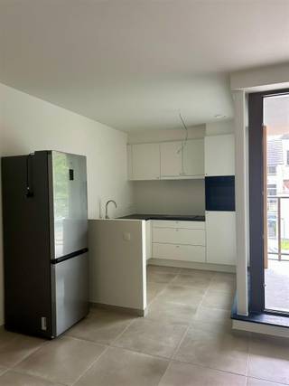 <p><span>Nieuwbouwappartement met 1 slaapkamer en parkeerplaats</span></p><p><span> </span></p><p><span>Vlakbij het centrum van Sint-Antonius vind je dit nieuwbouwproject. Alle faciliteiten vlakbij en openbaar vervoer aan het einde van de straat.</span></p><p><span> </span></p><p><span>+ E-peil 20</span></p><p><span>+ Eigen parkeerplaats + fietsenstalplaats </span></p><p><span>+ Zonnig terras</span></p><p><span> </span></p><p><span>Je bereikt het appartement op de eerste verdieping met de lift of trap. De inkomhal brengt je naar de leefruimte met open keuken en zonnig terras met zuid-westoriëntatie. Er is 1 slaapkamer en badkamer met inloopdouche en lavabo. Het toilet is apart. Extra berging voor wasmachine. </span></p><p><span>Op -1 is een parkeerplaats en fietsenstalplaats voorzien. </span></p><p><span> </span></p><p><span>Huurprijs: €850/maand</span></p><p><span>Gemeenschappelijke kosten: €80/maand</span></p><p><span>Nutsvoorzieningen apart. </span></p><p><span>Beschikbaar vanaf oktober 2026</span></p><p><span> </span></p><p><span>Interesse? </span></p><p><span>Gelieve het formulier onderaan de advertentie op onze website <span>https://www.sinjoor.be</span></span><span> in te vullen, vervolgens contacteren wij jou om een afspraak te maken.</span></p><p><span> </span></p><p><span> </span></p>