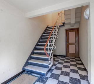 <strong>Ruim 2-slaapkamerappartement met tuin en garage in Anderlecht</strong><br /><br />Op zoek naar ruimte, comfort én een tuin in het hart van de stad? Dan is dit ruime appartement op de eerste verdieping van een kleinschalige residentie in Anderlecht precies wat je zoekt.<br />
<p>De indeling is als volgt: <br />een lichtrijke en open leefruimte, een eetruimte met aansluitend een volledig uitgeruste keuken. Via de living heb je rechtstreeks toegang tot het terras en de onderhoudsvriendelijke tuin met een praktische tuinberging. Hier geniet je in alle rust van een groene buitenruimte. Het appartement telt twee ruime slaapkamers (13m² en 13m² ), een aparte bureauruimte en een badkamer met douche, dubbele wastafel en een toilet. <br /><br />Ook beschikt het appartement over een garage, een autostaanplaats en twee privatieve kelderruimtes.</p>
<p>Ideaal gelegen met vlotte verbindingen naar winkels, openbaar vervoer, scholen en belangrijke invalswegen.</p>
EPC 312 kWh/(m²jaar) - klasse F <br />Elektriciteit conform