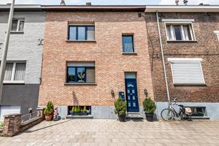 Zeer gunstig en rustig gelegen rijwoning in een aangename woonomgeving! Dit huis bevindt zich op wandelafstand van de Rupeldijk en het commerciële centrum van Terhagen. De bushalte ligt op slechts 50m wandelen. De opritten van zowel de A12 als de E19 Antwerpen-Brussel liggen nabij, ideaal voor woon-verkeer. Er is voldoende parkeergelegenheid in de omgeving. <br /><br />Deze woning werd steeds zeer goed onderhouden en is instaplaar! De EPC score heeft Label B en de keuring van de elektriciteit is volledig conform. De indeling is als volgende: -1: een ruime KELDER ruimte van 50m2 verdeeld in verschillende compartimenten; GLVL: een inkomhall, een apart toilet, een ruime woonkamer en een volledig ingerichte keuken; 1eV: een hall, 3 slaapkamers, een apart toilet en een volledig nieuw ingerichte badkamer; 2eV: ZOLDER ruimte. Verder beschikt dit eigendom over een gezellig stadstuintje met 100% privacy! <br /><br />Heeft u interesse in deze woning? <br />📞 Contacteer ons vandaag nog voor een afspraak via info@leximmo.be of 03/459.99.99!