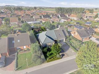 Op zoek naar een degelijke woning op een rustige ligging? <br />In Dikkebus ontdek je deze verzorgde halfopen woning met drie slaapkamers, een zuidwestgerichte tuin en heel wat praktische troeven. Bovendien biedt de zolder mogelijkheden voor wie nog extra ruimte kan gebruiken.<br />Via de ruime inkomhal met apart toilet kom je de woning binnen. De lichtrijke leefruimte vormt een gezellige plek om thuis te komen, met een moderne sfeerhaard als sfeervolle blikvanger. De aparte keuken is uitgerust met alle benodigdheden. Verder beschikt de woning over drie slaapkamers en een badkamer met wastafel en ligbad.<br />Ook buiten is het aangenaam vertoeven. De zuidwestgerichte tuin laat je volop genieten van de zon, terwijl het overdekte terras en de zonneluifel voor een plekje in de schaduw zorgen. Het tuinhuis biedt handige opbergruimte voor tuinmateriaal.<br /><br />Aan parkeergelegenheid geen gebrek dankzij de carport en de inpandige garage. Vanuit de garage heb je rechtstreeks toegang tot de tuin en bereik je via een trap de zolder. Deze ruimte biedt mogelijkheden om extra kamers te creëren, afgestemd op jouw woonwensen.<br />Ook op technisch vlak heeft deze woning heel wat te bieden: 13 zonnepanelen, een EPC-label C met een energiescore van 235 kWh/m²/jaar en een conforme elektrische installatie. Daarnaast is de woning asbestveilig en beschikt ze over een regenwaterput van 10.000 liter.<br />Zie jij jezelf hier al thuiskomen? Contacteer Home Hunters en ontdek deze woning tijdens een bezoek!