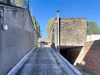 Woluwé-Saint-Lambert - Quartier Tomberg, garage-box n°11 à vendre. Porte manuelle avec clef menant à un garage d’une superficie de ±20m². Le garage...