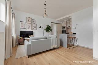 Interesse? Meer informatie op www.SWEVERS.be. - Welkom in de Zwarte Duivelsstraat 10 bus 1.6 in Halen, waar comfortabel wonen en een centrale ligging hand in hand gaan. Dit appartement op de eerste verdieping bevindt zich in het hart van de stad en vormt een uitstekende opportuniteit voor wie betaalbaar wil wonen of slim wil investeren. Hier woont u op wandelafstand van alles wat het dagelijkse leven aangenaam maakt.<br /><br />Het appartement werd gebouwd in 2007 en beschikt over een bewoonbare oppervlakte van 42 m². De indeling is compact maar functioneel, met een aangename living van 17 m² die baadt in natuurlijk licht. Dit is de plek waar u na een drukke werkdag tot rust komt. Waar u vrienden ontvangt. Of gewoon geniet van een rustige avond in uw eigen stek.<br /><br />Aansluitend vindt u de keuken van 4 m². Praktisch ingericht en klaar om volledig naar uw eigen smaak opgefrist te worden. Vandaag biedt ze alles wat u nodig heeft, morgen kan dit uw stijlvolle, hedendaagse kookruimte zijn. Met enkele gerichte ingrepen creëert u hier een eigentijds geheel dat perfect aansluit bij uw woonwensen.<br /><br />De slaapkamer van 8 m² biedt voldoende ruimte voor een comfortabel bed en kastruimte. Een gezellige cocon waar u elke ochtend ontspannen ontwaakt. <br /><br />De badkamer vervolledigt het geheel en beschikt over de nodige voorzieningen. <br /><br />Het appartement is volledig op te frissen, wat betekent dat u de unieke kans krijgt om het volledig naar uw hand te zetten. Geen compromissen, maar een inrichting die perfect bij u past. Dit is een ideale starterswoning of een interessante investering met meerwaarde op termijn.<br /><br />Comfort is verzekerd dankzij de aanwezigheid van een lift in het gebouw. Dat maakt het appartement niet alleen toegankelijk, maar ook toekomstgericht. Jong of iets minder jong: hier woont u zorgeloos op de eerste verdieping.<br /><br />De ligging is zonder twijfel een van de grootste troeven. U bevindt zich in het centrum van Halen, met winkels, horeca en andere voorzieningen op amper 5 tot 300 meter afstand. Even snel boodschappen doen of gezellig iets gaan eten? U wandelt er gewoon naartoe.<br /><br />Ook praktisch scoort deze locatie bijzonder sterk. Scholen bevinden zich op slechts 500 meter, openbaar vervoer op 150 meter. Bovendien ligt de E314 op amper 3,3 kilometer, wat zorgt voor een vlotte verbinding naar omliggende steden. Ideaal voor pendelaars die rustig willen wonen maar toch mobiel willen blijven.<br /><br />Voor wie graag ontspant in het groen ligt het Schulensmeer op slechts 2,5 kilometer. Denk aan zonnige wandelingen, fietstochten of een ontspannen namiddag aan het water. Hier combineert u het gemak van het stadscentrum met de rust van de natuur in de nabije omgeving.<br /><br />Bent u op zoek naar een betaalbaar appartement met potentieel, op een topligging in Halen? Dan is dit een buitenkans. Met de juiste opfrissing creëert u hier een eigentijdse woonplek of een rendabele investering voor de toekomst. Plan vandaag nog uw bezoek en ontdek zelf de mogelijkheden die dit appartement te bieden heeft. Wij van Swevers Real Estate helpen je maar al te graag verder. tel. 011 255 155. Bron bewoonbare oppervlakte: EPC-verslag.