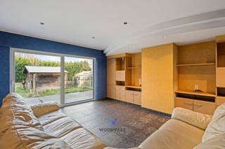 Ontdek deze ruime en lichtrijke woning, gelegen op een uiterst rustige locatie in Wieze. Met maar liefst 5 slaapkamers en een perceel van 8a10ca biedt deze woning alle comfort en ruimte voor een groot gezin of wie wonen en werken wil combineren.<br /><br />Bij het binnenkomen betreedt u de inkomhal, die meteen toegang geeft tot de ruime leefruimte en de open keuken, beide met een aangenaam zicht op de tuin. Op het gelijkvloers vindt u verder een volledig uitgeruste badkamer (douche, ligbad en dubbele lavabo), een gastentoilet, een bureauruimte, een eerste slaapkamer en een praktische bijkeuken.<br /><br />Op de eerste verdieping bevinden zich nog vier volwaardige slaapkamers en een toiletruimte (toilet nog niet aangesloten).<br />Daarnaast beschikt de woning over een dubbele garage met elektrische poort en een zolderruimte die extra uitbreidingsmogelijkheden biedt.<br /><br />Troeven op een rijtje:<br />- Zeer rustige ligging<br />- Geen renovatieverplichting<br />- Ideaal voor grotere gezinnen<br />- Conforme elektriciteitskeuring<br />- Veel opbergruimte<br />- Mogelijkheid tot combinatie wonen en werken<br /><br />Interesse of graag een bezoek ter plaatse? Contacteer Kyan via 0470/35.32.06 of kyan@woonvast.be