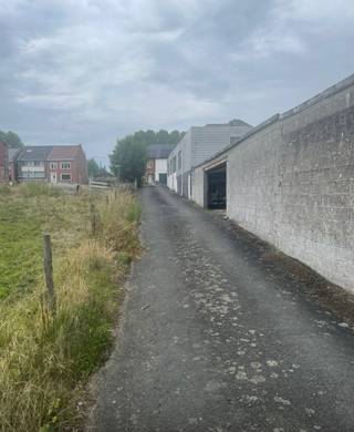Grote loods met verschillende ingangen en woning<br /><br />In Moerbeke ligt deze gigantische loods met solide woning . Je hebt hier maar liefst 550 m2 aan opslag- en werkruimte, opgedeeld in aaneensluitende loodsen met afzonderlijke ingangen.<br /><br />Ideaal voor zelfstandigen, handelaars en ondernemers die wonen en werken willen combineren en nood hebben aan een werkplaats, magazijn en ruime opslagmogelijkheden op één locatie.<br /><br />Troeven:<br /><br />- Ca. 550 m² aan loodsen<br />- Verschillende compartimenten & toegangen<br />- Ideaal voor handel, opslag en werkplaats<br />- Ruime woning met 4 slaapkamers<br />- Nieuwe ramen en deuren<br />- Elektrisch toegangshek<br />- Wonen & werken op één locatie<br /><br />Een zeldzame opportuniteit voor ondernemers die ruimte zoeken!<br /><br />Bel, WhatsApp of mail Karin voor een bezoek: 0468/12 68 62 – karin@albert.immo