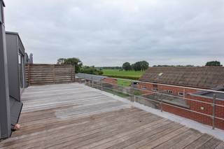 Dit ruime en lichtrijke appartement op de tweede verdieping bereik je via de gemeenschappelijke inkomhal met trap of lift. Bij het binnenkomen word...