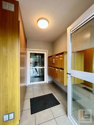 Dit recent dakappartement situeert zich op de 3de verdieping van residentie “Captain Colle” en is gelegen vlakbij de dorpskernen van Wondelgem en Mariakerke. Dit instapklaar appartement (95m²) met bijhorende privatieve zolder (30m²) biedt alle comfort, heeft een pittoresk uitzicht op de Gentse voorhaven en is uitstekend gelegen op een boogscheut van Wondelgem Station en het havengebied. Dit lichtrijk appartement omvat: inkomhal (4m²) met gastentoilet (2m²), praktische berging / wasplaats (4m²), sfeervolle leefruimte (36m²) met grote raampartijen en directe toegang tot het aangenaam westelijk relax–terras (6m²), halfopen ingerichte keuken (11m²) voorzien van alle toestellen, nachthal (3m²), 2 aangename slaapkamers (elk 12m²) en een ingerichte badkamer met afzuiging (5m²). Tevens beschikt deze parel nog over een handige OPBERGZOLDER (30m²) en een PRIVATIEVE GARAGEBOX (18m² - verplicht bij aan te kopen voor € 25.000) aan de voorzijde van het gebouw. TROEVEN: overal CV op aardgas & hoogrendementsglas in PVC, elektriciteit in goede staat, eigen tellers EGW alsook nieuw afzuigsysteem (badkamer), parlofonie en Telenet aanwezig! EPC: 209 kWh/m²! VERHUURD sinds 1/12/2022 - VRIJ NA WETTELIJKE HUUROPZEG! Bezoek na afspraak met IMMOBOSS - 0495/265 333 - AANRADER!