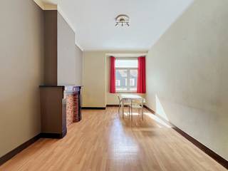<h1><span>Appartement met 2 slaapkamers te koop in Jette – Spiegelwijk – ± 100 m²</span></h1>
<p><span>We Invest Bruxelles-Europe biedt u dit ruime appartement met 2 slaapkamers van ongeveer 100 m² aan, ideaal gelegen in de gegeerde Spiegelwijk in Jette, vlak bij winkels, scholen, openbaar vervoer en belangrijke verbindingswegen.</span></p>
<p><strong><span>BEZOEKEN OP AFSPRAAK met Olivier Halleux: +32 486 688 625</span></strong></p>
<p><span>Gelegen op de 2e verdieping van een kleine mede-eigendom bestaande uit een commerciële gelijkvloerse ruimte en drie appartementen, geniet dit pand van lage gemeenschappelijke kosten, veel natuurlijke lichtinval en een bijzonder praktische indeling.</span></p>
<h3><span>Indeling</span></h3>
<ul>
<li><span>Inkomhal</span></li>
<li><span>Ruime en lichtrijke woonkamer</span></li>
<li><span>Volledig uitgeruste keuken</span></li>
<li><span>Eetkamer</span></li>
<li><span>2 ruime slaapkamers</span></li>
<li><span>Douchekamer</span></li>
<li><span>Apart toilet</span></li>
<li><span>Wasruimte</span></li>
<li><span>Gesloten balkon</span></li>
<li><span>Privatieve kelder</span></li>
</ul>
<h3><span>Uitrusting</span></h3>
<ul>
<li><span>Dubbele beglazing</span></li>
<li><span>Individuele meters (water, gas en elektriciteit)</span></li>
<li><span>Lage syndickosten</span></li>
</ul>
<p><span>Vrij bij akte.</span></p>
<p><span>Op te frissen naar eigen smaak.</span></p>
<p><strong><span>EPC: F</span></strong></p>
<h3><span>Stedenbouwkundige informatie</span></h3>
<p><span>De appartementen zijn momenteel ingericht als appartementen met 2 slaapkamers, maar staan stedenbouwkundig geregistreerd als appartementen met 1 slaapkamer.</span></p>
<h3><span>Investeringsopportuniteit</span></h3>
<p><span>Bruto-oppervlakte volgens EPC: ongeveer 93 m².</span></p>
<p><span>Energielabel: F.</span></p>
<p><span>Stedenbouwkundige vergunning in orde.</span></p>
<h3><span>Troeven</span></h3>
<p><span>✔ Gegeerde Spiegelwijk</span><br /><span>✔ Ruim en lichtrijk appartement</span><br /><span>✔ Kleine mede-eigendom met lage kosten</span><br /><span>✔ Uitstekend renovatiepotentieel</span><br /><span>✔ Ideaal als eerste aankoop of vastgoedinvestering</span><br /><span>✔ Op wandelafstand van openbaar vervoer, winkels en diensten</span></p>
<p><span>Een zeldzame opportuniteit in Jette voor kopers die op zoek zijn naar een ruim appartement met potentieel op een toplocatie.</span></p>
<p><strong><span>Informatie en bezoeken: We Invest Bruxelles-Europe</span></strong></p>