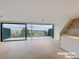 Dans le centre de Veldegem se trouve ce bel appartement avec deux chambres à coucher.<br /><br />Le hall d'entrée mène au séjour, où de grandes fenêtres constituent un atout majeur. De plus, les fenêtres sont équipées de stores électriques. La cuisine attenante est entièrement équipée avec des appareils SMEG, comprenant un lave-vaisselle, une plaque à induction avec hotte intégrée, un combiné réfrigérateur-congélateur et un four à chaleur tournante. À côté de la cuisine, une buanderie pratique dispose des raccordements pour une machine à laver et un sèche-linge.<br /><br />L'appartement comprend deux chambres, dont une avec une garde-robe intégrée. La salle de bain séparée est équipée d'une douche à l'italienne, d'un double lavabo, d'un meuble mural et d'un radiateur porte-serviettes.<br /><br />Grâce à sa situation au dernier étage, vous profitez d'une vue particulièrement belle depuis la grande terrasse.<br /><br />Le garage est inclus dans le prix de location et est doté d'une porte automatique, d'un éclairage et de l'électricité. Une station de recharge pour véhicules électriques peut également y être installée. Une deuxième place de garage peut être louée en option pour 75 € par mois. Les vélos peuvent être rangés en toute sécurité dans le local à vélos commun.<br /><br />L'appartement est déjà équipé de l'éclairage et de rails pour rideaux.<br /><br />Si vous souhaitez visiter ce bien, vous pouvez facilement réserver un rendez-vous via notre site web meuleman-loeters.be.