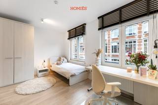 In de uiterst strategisch gelegen Naamsestraat bieden we jullie dit recent gerenoveerde studentengebouw met statige gevel aan. Het pand werd verbouwd met een stedenbouwkundige vergunning en beschikt over een conformiteitsattest. Dankzij de kwalitatieve materiaalkeuze en doordachte indeling is deze residentie future-proof en voldoet ze aan alle noden van de moderne student. De uiterst centrale ligging nabij de faculteiten, het historische centrum, winkels, sportfaciliteiten, … zorgt ervoor dat leegstand vrijwel uitgesloten is. Het gebouw omvat 9 volledig gemeubelde studentenkamers, elk met eigen sanitair (wastafel, douche en toilet), afgestemd op de wensen van zowel huidige als toekomstige bewoners. Op de gelijkvloerse verdieping bevindt zich een mooie gemeenschappelijke ruimte met geïnstalleerde keuken en aansluitende stadskoer. Extra troeven: inpandige fietsenstalling, brandcentrale, volledig PID-dossier en alle conforme attesten beschikbaar, … De huurcontracten lopen over 12 maanden. Jaarlijkse geprojecteerde netto-opbrengst: €58.320 (met het opwaarts potentieel). Heb je interesse in een bezoek of wens je meer informatie? Contacteer ons via 016 22 82 22 of info@homies.be. Een aanrader!