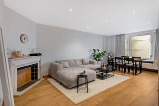 <p>Dit appartement vind je terug op een locatie dat werkelijk het beste van twee werelden combineert: de levendige dynamiek van het stadsleven én de rust die de natuur te bieden heeft. Met het prachtige park “Rivierenhof” op slechts een steenworp afstand geniet je op elk moment van een ontspannen wandeling, een sportieve jogsessie of een gezellige picknick in de groene omgeving. Dankzij de vlotte verbindingen met zowel de auto als het openbaar vervoer sta je bovendien in no time in het hartje van Antwerpen. Binnenkomen doe je via een praktische inkomhal met vestiaire die je meteen verder leidt naar de royale leefruimte die sfeer en warmte uitstraalt dankzij de karakteristieke schouw en prachtige parketvloer. De moderne open keuken werd volledig geïnstalleerd met oog op hedendaags comfort, onder andere met een elektrische kookplaat, dampkap, oven, spoelbak, vaatwasser, koelkast, diepvries etc. – ideaal voor kookliefhebbers die houden van gemak en stijl. Verder beschikt het appartement over 2 slaapkamers (15 m² &amp; 9,6 m²) en een badkamer welke werd uitgerust met een lavabomeubel, handdoekradiator en een ligbad met douchekop. Zie jij jezelf hier al wonen? Plan dan snel een bezoekje in!</p>
<p><strong>Maandelijkse kosten:</strong> een provisie van € 233,80/maand (inclusief verwarming, water, liftkosten, schoonmaak, onderhoud, verzekering, etc.) met een jaarlijkse afrekening.</p>
<p><strong>Technische gegevens:</strong> Elektriciteit is conform! Centrale verwarming op stookolie (collectief), HR-beglazing in pvc.</p>
<p><strong>Stedenbouwkundige inlichtingen, bodemattest en asbestattest in aanvraag. Bevindt zich niet in een risicozone voor overstromingen (P- en G-score A). Renovatieverplichting van toepassing.</strong></p>