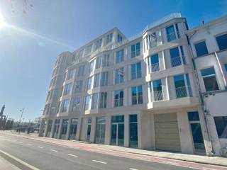 <p>Ce lumineux appartement deux chambres bénéficie d'un emplacement de premier choix à Malines, à distance de marche des commerces, de l'horeca, des transports en commun et de tout ce que le centre-ville a à offrir. Grâce à son agencement agréable et à sa luminosité généreuse, vous profitez ici d'un cadre de vie confortable et chaleureux. Le vaste séjour constitue le cœur de l'appartement et communique avec la cuisine ouverte. Il en résulte un espace agréable et ouvert où cuisiner, se détendre et se retrouver vont naturellement de pair. Depuis le séjour, vous accédez à la terrasse, un endroit agréable pour profiter de l'extérieur. L'une des deux chambres donne également un accès direct à la terrasse. L'appartement compte deux chambres, vous offrant ainsi, en plus d'une chambre principale confortable, la possibilité d'aménager une deuxième chambre, un bureau ou un espace de loisirs. On y trouve également une salle de bains et un WC séparé. Une cave privative constitue un atout supplémentaire, offrant un espace de rangement pratique pour, par exemple, les objets saisonniers, les vélos ou tout ce que vous préférez garder hors de vue. L'emplacement de parking spacieux représente un avantage considérable à cet emplacement central de Malines. L'emplacement de parking et la cave sont à louer obligatoirement en supplément, pour un montant de 125 € par mois. Le loyer mensuel de l'appartement s'élève à 1.095 €. À cela s'ajoutent 50 € de charges communes par mois. Toutes les consommations sont individuelles. Vous profitez ainsi d'un cadre de vie calme et confortable, tout en bénéficiant d'une situation centrale, avec la ville littéralement à portée de main. Commerces, restaurants, services et transports en commun sont facilement accessibles à pied. Si vous recherchez un appartement deux chambres avec terrasse, cave et emplacement de parking dans un emplacement de premier choix à Malines, ce bien constitue une opportunité intéressante. Demandez rapidement votre visite via www.living-stone.be !</p>
