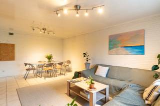 Ben je op zoek naar een woning waar je jouw eigen stempel op kan drukken? Dan is deze gezellige gezinswoning precies wat je zoekt.<br /><br />Op het gelijkvloers geniet je van een lichtrijke leefruimte, een functionele keuken, een badkamer en een handige berging. Op de eerste verdieping bevinden zich twee comfortabele slaapkamers, bereikbaar via de nachthal. De woning heeft nood aan modernisering, maar biedt een uitstekende basis dankzij enkele reeds uitgevoerde renovaties. Zo werd het dak vernieuwd en is overal dubbele beglazing aanwezig, wat zorgt voor een goede isolatie en wooncomfort. Bovendien zijn er zonnepanelen voorzien, wat bijdraagt aan een lagere energiefactuur.<br /><br />Buiten kan je ontspannen op de gezellige terrasruimte en beschik je over parkeergelegenheid voor twee wagens. De charmante voorgevel geeft de woning extra karakter. De ligging is eveneens een troef: op fietsafstand van het centrum van Duffel met winkels, scholen en openbaar vervoer binnen handbereik.<br /><br />Benieuwd naar de mogelijkheden van deze woning? Contacteer ons vandaag nog voor een bezoek en ontdek het potentieel!