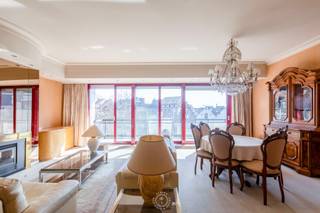 In het <strong>centrum van Sint-Niklaas</strong>, vlak bij de Grote Markt, bevindt zich dit <strong>ruime appartement met een oppervlakte van 141 m²</strong>. Het appartementsgebouw is uitgerust met een <strong>lift</strong> wat bijdraagt aan extra comfort en vlotte toegankelijkheid. Dankzij de <strong>centrale ligging </strong>zijn vele voorzieningen zoals winkels, horeca en openbaar vervoer op wandelafstand. De huidige eigenaar huurt een autostaanplaats achter het gebouw.<br /><br />De <strong>ruime leefruimte</strong> baadt in het licht dankzij de <strong>grote raampartijen </strong>en biedt directe toegang tot het <strong>zuidgerichte terras</strong>. De gezellige houtcassette en ingebouwde spots zorgen daarbij voor extra sfeer en comfort. Op het terras geniet je van een <strong>prachtig uitzicht op de Sint-Niklaaskerk en de levendige Houtbriel</strong>. Aansluitend bevindt zich een aparte, verzorgde keuken, eveneens met toegang tot het zonnige terras. Achteraan vinden we <strong>twee comfortabele slaapkamers</strong>, waarvan één beschikt over een <strong>ensuite badkamer</strong>, volledig afgewerkt in natuursteen. Verder is er nog een <strong>praktische was- en bergruimte met een extra lavabo</strong>.<br /><br />Ben jij op zoek naar een <strong>energiezuinig</strong> appartement met <strong>private kelderberging</strong> pal in het centrum van Sint-Niklaas? Dan is dit jouw kans! Plan een bezichtiging in met <strong>Hugo via mail: hdb@claves.be of bel: 0475/94.43.07.</strong>