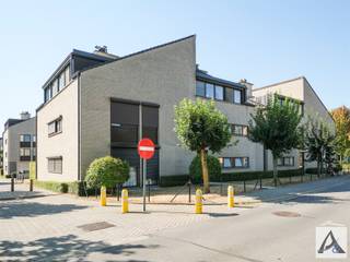 <h1><span>EXCLUSIEF EN UITZONDERLIJK RUIM PENTHOUSE VAN 169 M² MET ZONGERICHT TERRAS VAN 34 M²</span><span> NABIJ HET CENTRUM VAN BERINGEN</span></h1><p><span>Welkom in dit bijzonder ruime en stijlvol afgewerkte penthouse, gelegen op een gunstige locatie nabij het centrum van Beringen. Met een uitzonderlijke woonoppervlakte van maar liefst 169 m², drie volwaardige slaapkamers, twee badkamers en een indrukwekkend zongericht terras van ca. 34 m², biedt dit appartement een woonbeleving die u eerder bij een ruime woning zou verwachten.</span></p><p><span>Reeds bij het binnenkomen wordt de kwalitatieve afwerking van dit appartement duidelijk. De ruime inkomhal beschikt over een discreet weggewerkt gastentoilet, praktische inbouwmogelijkheden en geeft via een prachtige pivoterende glazen deur toegang tot de royale leefruimte. De combinatie van de uitzonderlijke volumes, hoogwaardige materialen en grote raampartijen zorgt meteen voor een bijzonder gevoel van ruimte en luxe.</span></p><p><span>De leefruimte vormt zonder twijfel het hart van deze eigendom. Dankzij de royale oppervlakte, de grote raampartijen en de indrukwekkende vrije hoogte van maar liefst 4 meter op het hoogste punt, geniet deze ruimte van een uitzonderlijk ruimtelijk gevoel. Het grote Z-raam, gericht op het zonnige terras, zorgt bovendien voor een overvloed aan natuurlijk daglicht en vormt een mooie verbinding tussen het interieur en de buitenruimte.</span></p><p><span>De open leefkeuken sluit naadloos aan op de leefruimte en vormt samen met de eet- en zithoek één bijzonder aangenaam geheel. Aansluitend bevindt zich een praktische bergruimte met ingebouwde kasten, waardoor ook op vlak van functionaliteit aan alles werd gedacht.</span></p><p><span>Een absolute blikvanger is het royale, zongerichte terras van ca. 34 m². Dankzij de ruime oppervlakte is hier plaats voor zowel een comfortabele lounge als een uitgebreide eettafel. De aanwezige zonneluifel zorgt bovendien voor extra comfort tijdens warme en zonnige dagen. Het terras vormt dan ook een volwaardige verlenging van de leefruimte en een heerlijke plek om in alle rust van het buitenleven te genieten.</span></p><p><span>Ook het slaapgedeelte werd bijzonder ruim en comfortabel opgevat. Het appartement beschikt over drie volwaardige slaapkamers, waarbij elke slaapkamer is afgewerkt met een kwalitatieve parketvloer. De master bedroom beschikt over een eigen ensuite badkamer. Daarnaast is er een tweede badkamer die ter beschikking staat van de overige slaapkamers.</span></p><p><span>In totaal beschikt het appartement over twee badkamers. De eerste badkamer is uitgerust met een douche en lavabomeubel, terwijl de ensuite badkamer bij de master bedroom beschikt over zowel een comfortabel bad als een afzonderlijke douche.</span></p><p><span>Doorheen het appartement werd bovendien volop ingezet op praktische opbergruimte. Zo zijn er ingebouwde kasten in de leefruimte, een praktische kastenwand in de bergruimte aan de keuken en bijkomende inbouwkasten in de nachthal. Hierdoor blijft het appartement bijzonder strak en verzorgd, zonder in te boeten aan gebruiksgemak.</span></p><p><span>Ook technisch werd deze eigendom doorheen de jaren met de nodige zorg onderhouden en gemoderniseerd. Er werd niet enkel aandacht besteed aan het algemene onderhoud, maar ook aan hedendaags comfort en energiezuinigheid. Zo werd onder meer geïnvesteerd in airconditioning in de leefruimte, een recente gasketel en een zonne-installatie met thuisbatterij!</span></p><h3><span>INDELING</span></h3><p><span>Inkomhal</span></p><ul><li><span>Discreet weggewerkt gastentoilet</span></li><li><span>Pivoterende glazen deur naar de leefruimte</span></li></ul><p><span>Leefruimte</span></p><ul><li><span>Uitzonderlijk ruime en zeer lichtrijke leefruimte</span></li><li><span>Open leefkeuken</span></li><li><span>Indrukwekkende vrije hoogte tot ca. 4 meter</span></li><li><span>Grote raampartijen</span></li><li><span>Groot Z-raam gericht op het zonneterras</span></li><li><span>Ingebouwde kasten</span></li><li><span>Rechtstreekse toegang tot het terras</span></li></ul><p><span>Buitenruimte</span></p><ul><li><span>Groot zongericht terras van ca. 34 m²</span></li><li><span>Zonneluifel</span></li></ul><p><span>Slaapgedeelte</span></p><ul><li><span>Ruime nachthal met ingebouwde kasten</span></li><li><span>Drie volwaardige slaapkamers</span></li><li><span>Alle slaapkamers voorzien van kwalitatieve parketvloer</span></li><li><span>Master bedroom met ensuite badkamer</span></li></ul><p><span>Badkamers</span></p><ul><li><span>Eerste badkamer met douche en lavabomeubel</span></li><li><span>Ensuite badkamer met bad én afzonderlijke douche</span></li></ul><p><span>Berging & parking</span></p><ul><li><span>Praktische bergruimte aansluitend aan de keuken</span></li><li><span>Voorzien van ingebouwde kasten</span></li><li><span>Zowel de kelderberging als de ondergrondse staanplaats zijn inbegrepen in de verkoopprijs </span></li><li><span>Ruime buitenparkings vrij te gebruiken</span></li></ul><h3><span>TROEVEN</span></h3><ul><li><span>Uitzonderlijk ruim penthouse van 169 m²</span></li><li><span>Drie volwaardige slaapkamers</span></li><li><span>Twee badkamers</span></li><li><span>Groot zongericht terras van ca. 34 m²</span></li><li><span>Zeer ruime en lichtrijke leefruimte</span></li><li><span>Indrukwekkende vrije hoogte tot ca. 4 meter</span></li><li><span>Groot Z-raam met zicht en toegang richting terras</span></li><li><span>Pivoterende glazen deur tussen inkomhal en leefruimte</span></li><li><span>Hoogwaardige en verzorgde afwerking</span></li><li><span>Alle slaapkamers voorzien van parketvloer</span></li><li><span>Uitgebreide ingebouwde kasten</span></li><li><span>Airconditioning in de leefruimte</span></li><li><span>Zonne-installatie met thuisbatterij</span></li><li><span>Nieuwe gasketel</span></li><li><span>Praktische bergruimte</span></li><li><span>Instapklaar en zeer goed onderhouden</span></li><li><span>Gunstige ligging nabij het centrum van Beringen</span></li></ul><p><span>Dit uitzonderlijke penthouse combineert ruimte, licht, comfort en kwaliteit op een bijzonder geslaagde manier. De royale leefruimtes, de plafondhoogte tot 4 meter, de hoogwaardige afwerking, drie volwaardige slaapkamers, twee badkamers en het indrukwekkende terras maken van deze eigendom een bijzonder compleet geheel.</span></p><p><span>Daarbovenop zijn ook de ondergrondse autostaanplaats en privatieve kelderberging inbegrepen in de verkoopprijs, waardoor het totaalpakket nog aantrekkelijker wordt. Bent u op zoek naar een appartement met de ruimte en het woongevoel van een woning, maar met het comfort van een penthouse? Dan verdient deze eigendom absoluut uw aandacht.</span></p><p><span>Laat u tijdens een bezoek verrassen door de uitzonderlijke volumes, de hoogwaardige afwerking en de prachtige leefruimtes van dit unieke penthouse.</span></p><p><span>Neem vandaag nog contact met ons op via <span>info@immopa.be</span></span><span> of 089/50.35.85 en plan uw bezoek.</span></p><p><span> </span></p><p><span> </span></p>