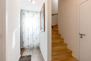 <p><span>Zeer ruime villa in half open bebouwing, op  een zuidgericht perceel van 585m², gelegen in een rustige doodlopende straat te Mol-Rauw.  </span></p><p><span>VERKOOP ONDER REGISTRATIESTELSEL (2% mogelijk).</span></p><p><span>De woning is luxueus afgewerkt en beschikt over alle comfort, en een laag E-peil 18. Ook de tuin is mooi aangelegd.</span></p><p><span>Indeling beneden:  inkom, toilet, ruime living, open kantoor- of speelruimte, een mooie luxe-keuken, voorzien van alle moderne toestellen zoals combi-oven, vaatwasser, inductievuur, </span></p><p><span>Verder nog een berging en een aparte technische ruimte met D-systeem verluchting met warmterecuperatie, geothermische warmtepomp en de omvormer van de zonnepanelen. <br />Op de eerste verdieping: 3 ruime slaapkamers, toilet en badkamer met ligbad, douche en dubbele lavabo. <br />Via de vaste trap kan je naar de 2</span><span><sup>de</sup></span><span> verdieping, waar je later op zolder extra kamer(s) kan maken. Overal  is vloerverwarming en vloerkoeling voorzien.</span></p><p><span>Tevens is de oprit en het terras aangelegd, evenals de carport, tuinhuis, en tuin met omheining.</span></p><p><span> </span></p><p><span>Bel  0475 81 18 15 voor een afspraak. Alle info ook op www.vanheesimmo.be</span></p>