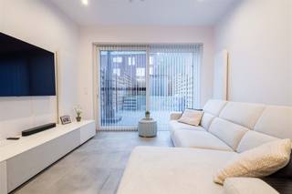 Volledig gerenoveerde woning in Aarschot te koop.Je komt de woning in de inkomhal met toilet en ruime berging/wasplaats, vervolgens kom je in...