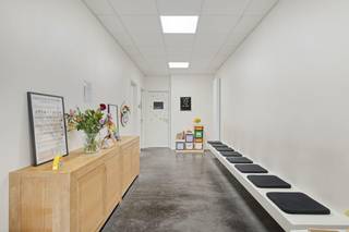 Op zoek naar bedrijfsvastgoed te koop in Kuurne? Dit praktisch ingedeelde pand van ca. 88 m² in de Twaalfde-Liniestraat is een interessante kans voor ondernemers, vrije beroepen of investeerders die een goed gelegen commerciële ruimte willen kopen in Kuurne.<br /><br />Dankzij de grote raampartijen geniet het pand van een aangename lichtinval en een professionele uitstraling.<br /><br />De indeling met verschillende aparte ruimtes maakt dit pand geschikt voor uiteenlopende professionele activiteiten. <br /><br />Indeling:<br />- Inkom met wachtruimte<br />- 4 aparte ruimtes<br />- Kitchenette<br />- Parkeerplaats<br /><br />Bent u op zoek naar bedrijfsvastgoed bestaande uit een kantoor te koop in Kuurne? Aarzel dan niet om ons te contacteren op het nummer 056 21 11 11.<br /><br />Bestuursmaatregelen in het maatregelenregister: nee