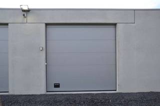 Deze nieuwbouw loods van 72m² is gelegen in het centrum van Houthulst.Aparte teller voor elektriciteit aanwezig. Regenwaterput per loods...