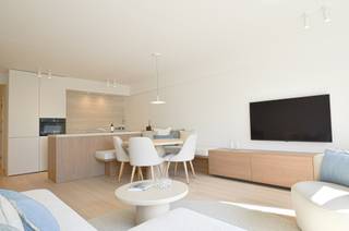 Dit volledig gerenoveerde appartement is ideaal gelegen op de hoek van de Zoutelaan en de Lippenslaan.Indeling:Lichtrijke leefruimte met een volledig...