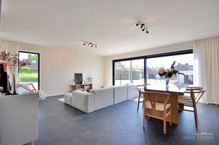 Deze gesloten nieuwbouwwoning is rustig gelegen in <strong>Otegem</strong>, een deelgemeente van Zwevegem, en geniet van een uitstekende bereikbaarheid. U bevindt zich op korte afstand van Avelgem en Anzegem, met een vlotte verbinding naar Kortrijk en Waregem. Bovendien is de E17 snel bereikbaar, wat deze woning ideaal maakt voor pendelaars.<br /><br />De <strong>indeling</strong> van de woning gaat als volgt: via de inkomhal met gastentoilet en praktische berging betreedt u de woning. Aansluitend komt u in de lichtrijke leefruimte, waar u geniet van een aangename connectie met de tuin. De open indeling zorgt voor een ruimtelijk gevoel en omvat een gezellige zithoek, eetplaats en een volledig uitgeruste keuken.<br /><br />Op de eerste verdieping bevinden zich <strong>drie slaapkamers</strong> en een moderne badkamer, uitgerust met een toilet, ligbad, douche en wastafel. Via een vaste trap bereikt u de zolderverdieping, die tal van mogelijkheden biedt, zoals een extra slaapkamer, bureau of hobbyruimte.Daarnaast beschikt de woning over een ruime garage van maar liefst 40 m².<br /><br />Op vlak van comfort en energiezuinigheid is deze woning volledig mee met haar tijd. De verwarming gebeurt via een warmtepomp in combinatie met vloerverwarming, wat zorgt voor een aangenaam binnenklimaat. Bovendien zijn er zonnepanelen voorzien.<br /><br />Meer info? Contacteer Els 0478 61 64 34 of els@immoroman.be