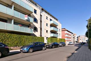 In dit recent, residentieel en rustig gelegen gebouw komt u op de tweede verdieping binnen in een mooi en goed onderhouden appartement...