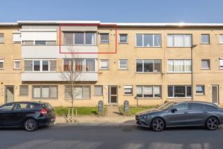 <article></article>
<article>
<div>
<div>
<div>
<div>
<div>
<div>
<h2>Ruim appartement met 2 slaapkamers en garagebox in Hoevenen</h2>
<p>Op de tweede verdieping van een verzorgd en goed onderhouden gebouw (bouwjaar 1975) bevindt zich dit aangename appartement in Hoevenen. Dankzij de ruime trap is het appartement vlot bereikbaar. Met een bewoonbare oppervlakte van <strong>90 m²</strong> geniet u hier van een comfortabele en doordachte indeling, ideaal voor starters, voor eigen bewoning of als investering.</p>
<p>Het appartement beschikt over PVC-ramen met dubbel glas en centrale verwarming via een gemeenschappelijke stookinstallatie. De vaste maandelijkse kosten bedragen € 180 en omvatten zowel de verwarming als het waterverbruik, een belangrijke financiële troef. Achter het gebouw bevindt zich een ruime garagebox met kantelpoort, <b>inbegrepen in de prijs.</b></p>
<p>We betreden het appartement via de inkomhal van 8 m², afgewerkt met een onderhoudsvriendelijke laminaatvloer.</p>
<p>Achteraan bevinden zich twee slaapkamers van respectievelijk 12 m² en 8 m², beide op laminaat en voorzien van rolluiken.</p>
<p>De ruime woonkamer op laminaat geniet van aangename lichtinval en is uitgerust met een elektrische rolluik en een airco-installatie, wat extra comfort biedt in elk seizoen.</p>
<p>De volledig uitgeruste keuken beschikt over:</p>
<ul>
<li>
<p>vaatwasser</p>
</li>
<li>
<p>dampkap</p>
</li>
<li>
<p>koelkast</p>
</li>
<li>
<p>diepvries</p>
</li>
<li>
<p>oven</p>
</li>
<li>
<p>microgolf</p>
</li>
<li>
<p>inductiekookplaat</p>
</li>
<li>
<p>spoelbak</p>
</li>
<li>
<p>composiet werkblad</p>
</li>
</ul>
<p>De betegelde badkamer is ingericht met een douche in bad, lavabo, toilet en ventilatiesysteem. Aansluitend is er een praktische wasplaats op laminaatvloer.</p>
<p>Een goed onderhouden appartement met twee slaapkamers, airco, volledig uitgeruste keuken en een ruime garagebox. Dankzij de inbegrepen verwarming en water in de vaste kosten is dit een bijzonder interessante opportuniteit in Hoevenen.</p>
<p>Interesse? Contacteer ons vandaag nog voor een bezoek via <strong>03 535 12 75</strong>.<br /><br /><strong>BEWOONBARE OPPERVLAKTE:</strong><br />De vermelde “bewoonbare oppervlakte” is gebaseerd op de “bruikbare vloeroppervlakte” zoals vermeld in het EPC.</p>
</div>
</div>
</div>
</div>
</div>
</div>
</article>