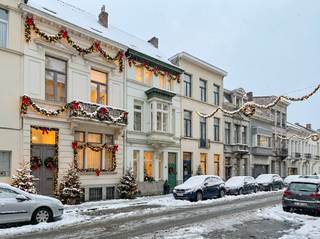 Dit prachtig gerenoveerde herenhuis, gelegen in de gewilde Zurenborg wijk, combineert authentieke charme met modern comfort. Bij binnenkomst wordt u verwelkomd door de originele mozaïektegels die de sfeer van weleer behouden. De ruime, gloednieuwe keuken is voorzien van alle moderne gemakken en biedt een gezellige eetplaats. Vanuit de keuken heeft u toegang tot het terras en de stadstuin, een oase van rust in het hart van de stad.<br /><br />Op de begane grond bevindt zich ook een praktische badkamer/wasruimte , evenals een apart toilet. Op de halve verdieping vindt u een tweede badkamer, eveneens met een apart toilet, perfect voor het gemak van het hele gezin.<br /><br />De eerste verdieping herbergt twee ruime slaapkamers, terwijl de tweede verdieping nog eens twee grote slaapkamers biedt. Op de derde verdieping is er een veelzijdige ruimte die perfect kan dienen als speelkamer, family room of een extra slaapkamer.<br /><br />Bovendien beschikt het huis over een kelder, ideaal voor extra bergruimte of als opslagruimte voor diverse spullen.<br /><br />De Zurenborg wijk staat bekend om zijn unieke mix van architectuur, gezellige cafés en restaurants, en groene stadsplekken. Het is een rustige, maar levendige buurt die alles biedt wat u nodig heeft voor comfortabel stadsleven, met een centrale ligging nabij het treinstation en de belangrijkste uitvalswegen. Deze buurt is een van de meest gewilde plekken in Antwerpen, met zijn charmante straatbeeld en de warme, gemeenschapsgerichte sfeer.