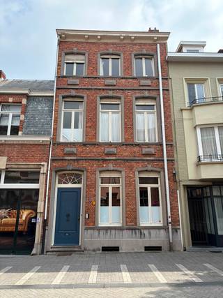 <strong>Authentiek handelspand op gunstige locatie in Turnhout, vlakbij de winkelstraat. Onmiddelijk beschikbaar.</strong><br /><br /><strong>Ligging: </strong>Gelegen in de Leopoldstraat, een zijstraat van de winkelstraat van Turnhout, de gasthuisstraat. Gelegen op korte afstand van de Grote Markt en het warandeplein.<br /><br /><strong>Indeling: +0: </strong>• Inkomhal • ruime handelsruimte • achterruimte met apart toilet • keuken • kamer • tuin • <strong>+1: • </strong>hal • badkamer • 2 kamers • <strong>+2: • </strong>hal • 3 kamers<br /><br /><strong>Beschrijving: </strong>Dit pand kan op verschillende manieren dienst doen en ingericht worden. Eventuele veranderingswerken kunnen onderhandeld worden. Optioneel kan een aparte garage gehuurd worden nabij het pand aan 70,00 EUR/mnd. Onmiddelijk beschikbaar.<br /><br />Interesse? Neem zeker contact met ons op.