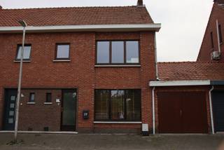 <p>Gerenoveerde woning met 3 slaapkamers, in centrum van Essen nabij de dorpskern</p><p>Gelegen in het centrum van Essen nabij school, winkels en openbaar vervoer.<br />Recent gerenoveerde woning (sinds 2023), instapklaar</p><p>De woning bestaat uit:<br />Benedenverdieping: leefruimte (27.5m²) met voor en achter grote ramen met rolluiken en zicht op de tuin, kelder onder de trap<br />nieuwe keuken (6,50m²) garage(14.5m²), wasplaats (9,5m²) hal, wc<br />Bovenverdieping: 3 slaapkamers (11,50m², 15.5m², 6.5m²) en badkamer<br />Ruime zolder met mogelijkheid om kamers van te maken.</p><p>De keuken is uitgerust met een inductievuur, oven en een vaatwasser.</p><p>De zuid geöriënteerde tuin is volledig afgesloten en voorzien van een houten tuinberging.</p><p>Verwarming : stookolie<br />Warm water: gas</p><p>Extra's:<br />- Volledig gerenoveerd in 2023<br />- Energiezuinige woning: 278kWh/m² jaar (EPC C)<br />- Volledig omheinde tuin met toegang tot garage en een groot terras van ca. 20m²<br />- Elektrische installatie is conform<br />- Rolluiken beneden en op de verdieping aan de zuidkant<br />- Verwarming beneden en boven<br />- Kelder<br />- Ruime zolder<br />- Kleine bergzolder in de garage</p>