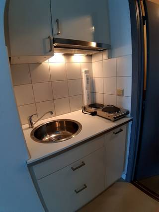 Instapklare studio in erkende studentenresidentie in de Hoogstraat, op slechts 10 min. wandelen van de Korenmarkt, 4e verdieping. Interessante prijs, voor de snelle beslissers!<br />Indeling: inkom, living met keukenblokje, douchekamer met toilet en wastafel. Geen asbest, conforme elektriciteitskeuring.<br />Beneden is er een overdekte, afgesloten fietsenberging. Aandelen gebouw: 121/10.000sten, maandelijkse kosten ong.65 euro, inclusief brandpolis en poetsfirma.<br />Het gebouw is onderhoudsvriendelijk, heeft een recent vernieuwde lift, syndicus, vast internet in elke studio, kunststof water- en afvoerleidingen, individuele tellers en er zijn geen gas- of chauffageleidingen die zouden kunnen lekken...<br />Met een oppervlakte van 14,5 m² is deze studio ideaal voor uw studerende kinderen. <br />Geen domicilie mogelijk!