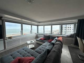 <strong><em>Res. Erasmus.</em></strong><br /><br />Uitzonderlijk bemeubeld hoekappartement met fenomenaal frontaal zeezicht, gelegen op de 4de verdieping in een residentie op de hoek van het Lichttorenplein en de Zeedijk.<br />Dit appartement omvat gastentoilet en vestiaire, lichtrijke royale woonkamer (hoek), genietend van een eindeloos verzicht op strand en zee. Volledig ingerichte keuken met alle comfort. Er zijn 3 slaapkamers waaronder 1 met ensuite douchekamer en stapelbad, en 2 volwaardige slaapkamers voor een tweepersoonsbed.<br /><br />Privatieve kelder en gemeenschappelijke fietsenberging op de -1 verdieping van de residentie.<br />Mogelijkheid tot bijhuren van een staanplaats onder Lichttorenplein, recht over de ingang van de residentie. Alsook een staanplaats in de Diksmuidestraat 56.<br /><br /><u><strong>Huurvoorwaarden:</strong></u>
<ul>
<li>Forfait algemene kosten €150</li>
<li>Tweedeverblijftaks ten laste van de huurder indien van toepassing</li>
<li>Enkel privatieve verhuur, niet mogelijk via vennootschap</li>
<li>3 maand huurwaarborg</li>
<li>Kost plaatsbeschrijving 50/50</li>
<li>Nutsvoorzieningen op naam van de huurder</li>
<li>Huurdersverzekering verplicht</li>
</ul>
<br />Ref. GA719