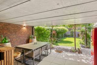 Deze charmante woning heeft een bewoonbare oppervlakte van 146 m² en is gelegen op een <strong>rustige, groene locatie</strong> in een doodlopende straat. Ook is ze vlak aan het centrum gelegen met o.a. winkels, restaurants, etc.<br /><br />Bij aankomst zijn er <strong>twee autostaanplaatsen </strong>voorzien en een <strong>inpandige garage</strong> wat zorgt voor voldoende parkeermogelijkheden. Op het gelijkvloers is er een <strong>praktische wasplaats</strong> en berging met een rechtstreekse toegang tot de tuin. Er is een overdekt terras met een geïnstalleerde bar en tuinberging.<br /><br />Op de eerste verdieping is er een <strong>lichtrijke woonkamer</strong> met een aangename leefruimte. De volledig geïnstalleerde en <strong>moderne keuken</strong> is voorzien van alle comfort. Overigens is er een afzonderlijk gastentoilet en is er toegang tot het zonnige terras waar u in alle rust kunt vertoeven.<br /><br />De woning beschikt bovendien over een prachtige <strong>groene, west gerichte tuin</strong>, een ideale plek om te ontspannen of gezellige momenten door te brengen met familie en vrienden.<br /><br />Op de tweede verdieping bevinden zich <strong>twee ruime slaapkamers die terug naar drie slaapkamers kunnen omgevormd worden wat oorspronkelijk ook het geval was</strong>, een praktische <strong>dressing</strong> en een <strong>moderne badkamer</strong> uitgerust met een stijlvolle <strong>inloopdouche</strong> en een tweede toilet.<br /><br />Overigens is er nog een bergzolder die polyvalent kan ingezet worden als eventuele vierde slaapkamer.<br /><br />De woning kent een gunstig EPC-attest, de elektriciteit is conform het AREI en de woning is bovendien asbestveilig.<br />Er zijn zonnepanelen met een hybride omvormer voorzien.<br /><br /><strong>Troeven van deze woning:</strong>
<ul>
<li><span>Instapklaar en verzorgd </span></li>
<li><span>Inpandige garage en private staanplaats </span></li>
<li><span>West gerichte tuin met groen karakter </span></li>
<li><span>Verzorgd terras </span></li>
<li><span>Lichtrijke woonkamer </span></li>
<li><span>Volledig geïnstalleerde keuken </span></li>
<li><span>Wasplaats en berging </span></li>
<li><span>2 slaapkamers en dressing </span></li>
<li><span>Moderne badkamer met inloopdouche </span></li>
<li><span>2 toiletten</span></li>
<li><span>Zolder als bergruimte</span></li>
</ul>
<br />📞 Interesse? Contacteer ons voor meer informatie of een bezoek ter plaatse via jeffrey@jurimmo.be of via +32 474 04 13 26