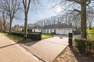 Stijlvol gerenoveerde gelijkvloerse villa op toplocatie in Schilde op een zuidgericht perceel van ca. 2.028 m²Gelegen in een uiterst rustige straat...