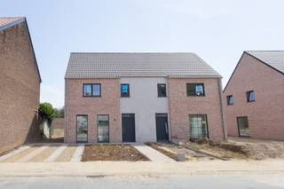 Op een rustige maar centrale ligging in Kampenhout bouwt Hectaar energiezuinige nieuwbouwwoningen die volledig gericht zijn op kwaliteit en comfort. Deze woningen onderscheiden zich door hun lichtrijke ruimtes, praktische indeling en duurzaamheid. Bovendien geniet u van een vlotte bereikbaarheid dankzij de nabijheid van invalswegen, winkels, scholen en openbaar vervoer.<br /><br />Lot 01 is de laatste beschikbare woning binnen dit project en is volledig afgewerkt inclusief laminaat op slaapkamers, schilderwerken, verlichting en tuinaanleg. De woning is volledig afgewerkt en onmiddellijk beschikbaar.<br /><br /><strong>Indeling Lot 01;</strong>
<ul>
<li>Inkomhal met gastentoilet</li>
<li>Lichtrijke leefruimte met open keuken (47m²)</li>
<li>3 ruime slaapkamers (12,72m² - 12,48m² - 10,46m²)</li>
<li>Badkamer met ligbad, douche en dubbele lavabo</li>
<li>Nachthal met afzonderlijk toilet</li>
<li>Zolderruimte (30m²)</li>
</ul>
<strong>Troeven van de woning</strong>
<ul>
<li>Energiezuinig wonen, verwarming met warmtepomp;</li>
<li>Lichtrijke ruimtes;</li>
<li>Vloerverwarming op het gelijkvloers;</li>
<li>Zonnepanelen;</li>
<li>Regenwaterput van 7.500 liter aangesloten op toiletten/wasmachine/buitenkraan.</li>
</ul>
Bent u op zoek naar een energiezuinige nieuwbouwwoning?<br />Aarzel dan niet om contact met ons op te nemen voor meer informatie of een bezoek! Voor meer details over deze unieke woningen, ga naar www.hectaar.be