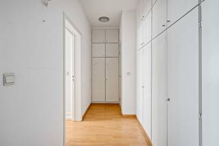 <p>Vandaag bevinden we ons in de Lange Lozanastraat, waar het stadsleven op wandelafstand ligt. Koffietje om de hoek, boodschappen snel geregeld en vlot overal naartoe… dit is een locatie die je elke dag opnieuw apprecieert</p>
<p>Op de eerste verdieping wacht een verrassend ruim appartement dat je meteen een goed gevoel geeft.</p>
<p>Binnenkomen doe je via een royale inkomhal met ingemaakte kasten. En ja, die zijn echt zo handig als ze klinken: vestiaire, extra opbergruimte… alles mooi weggewerkt, alles netjes uit het zicht op z’n plek.</p>
<p>Verder in de hal vind je niet één, maar twee aparte toiletten en een badkamer met douche.<br />De keuken ligt naast de leefruimte en sluit er vlot op aan.<br />Ideaal voor wie graag kookt, maar toch verbonden wil blijven met wat er in de woonkamer gebeurt.</p>
<p>En dan de leefruimte: Grote raampartijen, veel licht en een open gevoel dat meteen binnenkomt. Dit is zo’n plek waar je ’s ochtends rustig wakker wordt met een koffie, en ’s avonds moeiteloos overschakelt naar apero-modus.</p>
<p>Aan weerszijden van de leefruimte liggen twee slaapkamers, elk met hun eigen west georiënteerd terras.<br />Dat betekent: avondzon, golden hour vibes en lange, ontspannen avonden buiten. Een kleine luxe die snel een gewoonte wordt.</p>
<p>Het gebouw beschikt ook over een grote gemeenschappelijke tuin. Een groene bonus midden in de stad, waar je even kan ontsnappen aan het stadsritme.</p>
<p>Praktisch zit je hier ook helemaal goed:<br />een lift in het gebouw, een privatieve kelderberging en een fietsenstalling waar je fiets veilig en droog staat.</p>
<p>De gemeenschappelijke kosten bedragen €500/mnd. Hierin zitten o.a. verbruik van water, het onderhoud van de gemeenschappelijke delen, lift, tuin en andere gebouwvoorzieningen inbegrepen, wat zorgt voor een zorgeloos en goed beheerd geheel.<br /><br />Een ruim, lichtrijk appartement op een leuke locatie in 2018 Antwerpen, met twee zonovergoten terrassen en een groene extra.<br />Benieuw om het zelf te ontdekken?</p>