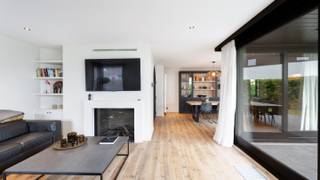 Gemoderniseerde villa gelegen in een rustige villawijk nabij de Kalvekeetdijk en de Kragendijk te Knokke. De villa omvat 3 slaapkamers, een inpandige garage en een leuke tuin. <br /><br />Indeling van het huis: inkom met gastentoilet, een grote en gezellige leefruimte met open haard, een luxueus ingerichte keuken met eiland, bijkeuken/wasplaats en een inpandige garage met automatische poort. Zowel de keuken als de woonkamer sluiten mooi aan op het zonneterras. Op de verdieping zijn er 3 slaapkamers en een volledig ingerichte badkamer. De masterbedroom beschikt over een mooi losstaand bad. Rondom de villa een verzorgde tuin met zonneterras en en een grote tuinberging. Parkeren kan op het eigen terrein of in de garage. <br /><br />Bezoeken: Graag na afspraak met Willem Cauwels op tel 050.89.27.70