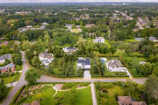 Interesse? Meer informatie op www.SWEVERS.be. - Celeste is een exclusieve sleutel-op-de-deurvilla in de prestigieuze Bloemenwijk van Bolderberg, waar tijdloze architectuur, royaal wonen en hedendaags comfort harmonieus samenkomen. Met een bewoonbare oppervlakte van 480 m² op een perceel van 1.851 m² biedt deze luxueuze villa alle ruimte voor een verfijnde levensstijl. De indeling kan volledig op maat worden uitgewerkt en ook de keuze van materialen en afwerking ligt volledig in uw handen, zodat u uw droomwoning volledig naar eigen smaak kunt realiseren. Hoogwaardige afwerking, geavanceerde technieken, een aangelegde tuin met zwembad en een uitzonderlijke ligging in een groene, residentiële omgeving maken van Celeste een unieke woonkans op een van de meest gegeerde locaties van Limburg. Bel ons vandaag nog voor een persoonlijke rondleiding. Wij van Swevers Real Estate helpen je maar al te graag verder.