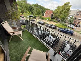 Appartement met terras op aangename ligging in Mortsel. Indeling van het appartement:Inkomhal op laminaat, +/- 5.5 m².Afzonderlijk toilet met...