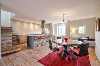 Tel.: 0456 87 27 16 / E-mail: juliana.t@weinvest.be<br /><br />We Invest biedt u exclusief deze prachtige duplex van 108 m² aan, ideaal gelegen nabij het Rouppeplein, de Grote Markt en het Zuidstation.<br />Het appartement bestaat uit een inkomhal met een apart toilet, een ruime leefruimte van 60 m² met een volledig uitgeruste open keuken en een prachtig terras van 24 m².<br />Op de verdieping bevindt zich een ruime slaapkamer van 40 m² en een badkamer. Daarnaast beschikt het appartement over een kelder en een aparte wasruimte.<br />Het appartement is volledig gemeubeld en beschikt over alles wat u nodig heeft voor een comfortabel verblijf.<br /><br />Lasten: €300/maand (gemeenschappelijke delen, verwarming, water, elektriciteit, verzekering, internet en televisie).<br /><br />EPC: D<br /><br />Beschikbaar vanaf 1 oktober!